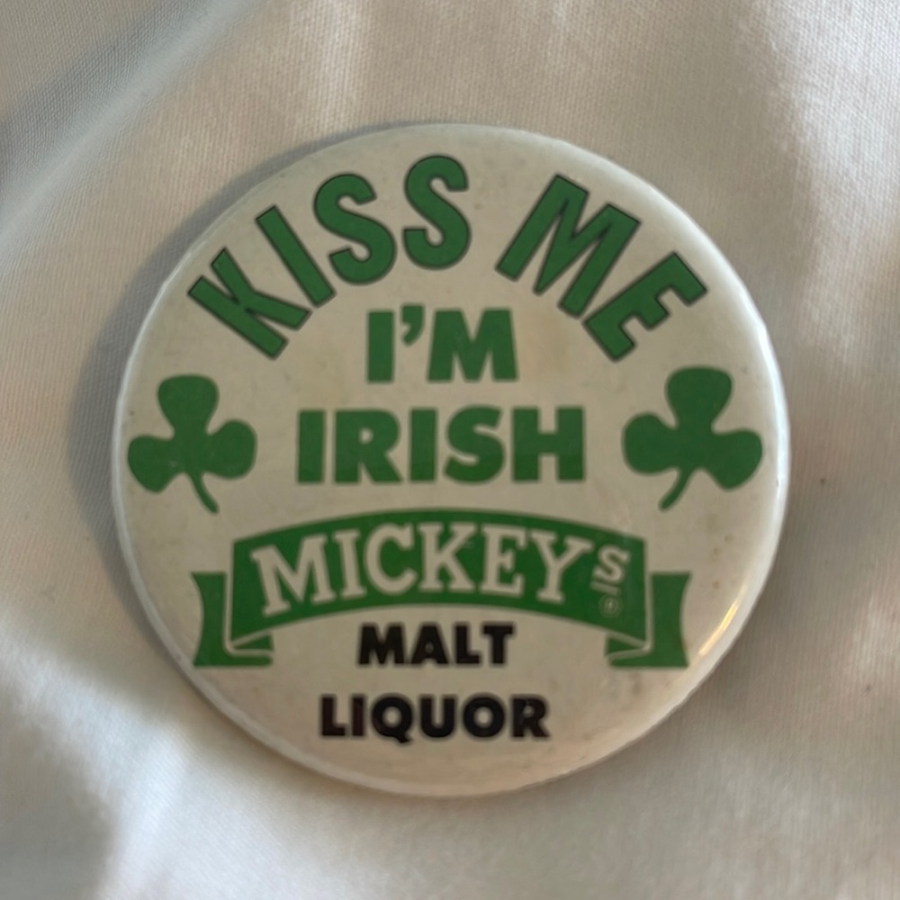 Vintage Collectible Pin Button: MICKEY'S MALT LIQUOR Kiss Me I'm Irish